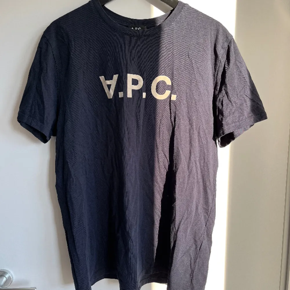 En mörkblå normal fit A.P.C tshirt, köpt i Kalmar i butiken Selvage. Storlek XL men passar bra på M oxå. . T-shirts.