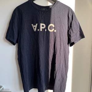 En mörkblå normal fit A.P.C tshirt, köpt i Kalmar i butiken Selvage. Storlek XL men passar bra på M oxå. 
