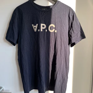 A.P.C T-shirt  - En mörkblå normal fit A.P.C tshirt, köpt i Kalmar i butiken Selvage. Storlek XL men passar bra på M oxå. 