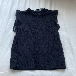 Svart spetstopp - Superfin kortärmad blus i spets💓från hm i nyskick☺️