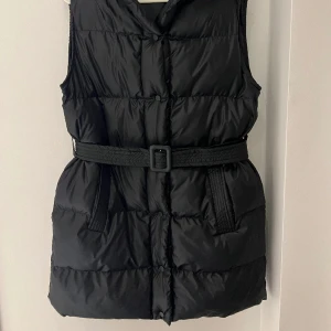 Väst med luva och skärp - Helt ny och oanvänd. Storlek L men passar mer en S/M. 