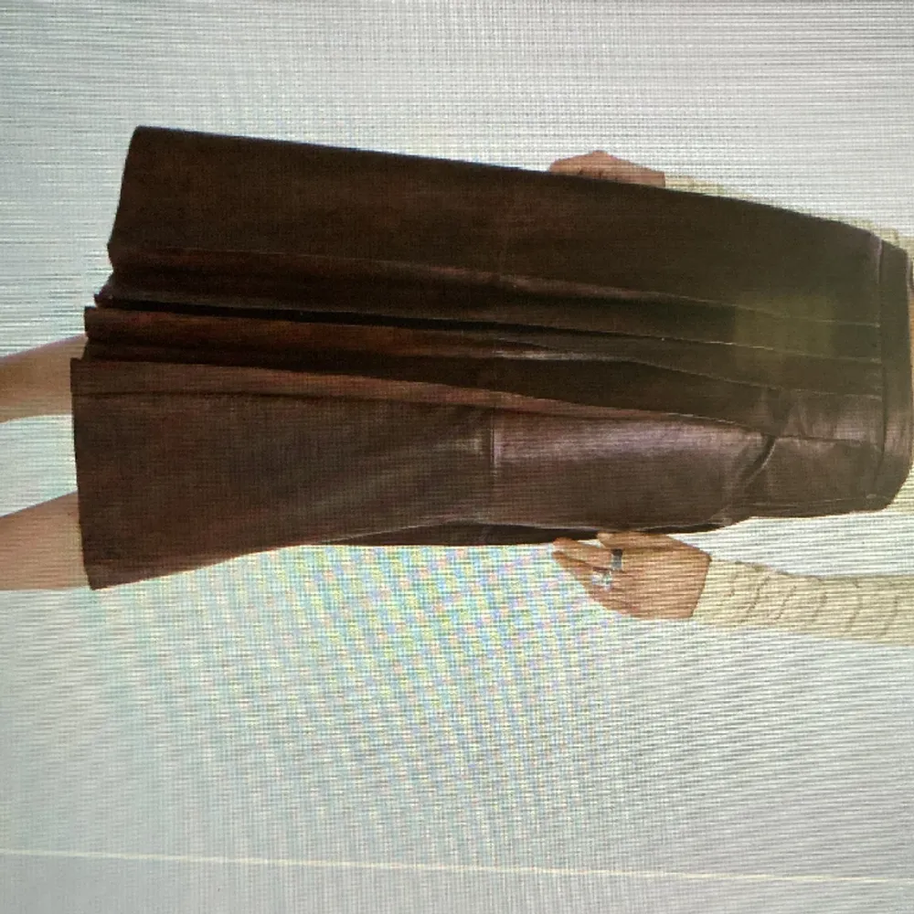 Am looking for this skirt in size S Midi-skirt in leather Please contact me if you have it!!. Kjolar.