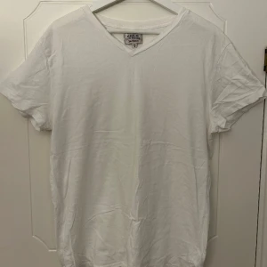 V-neck T-shirt - Sparsamt använd - Gott skick