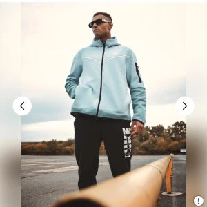 Nike Tech Kofta - Säljer min Nike tech kofta Dem är använd fåtal gånger så den är som i ny skick  Storlek S passar mig som är 183cm lång  Ny pris 1300kr