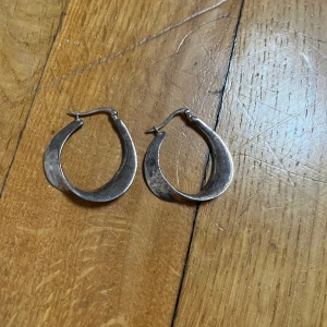 Silverörhängen - Fina stilrena äkta silverörhängen. Sparsamt använda. 