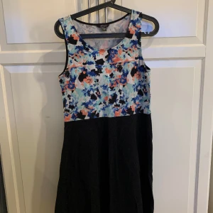 Klänning - En svårt och färgglad klänning som jag använt några gånger för ett tag sen, säljer nu då den bara ligger och tar plats. 