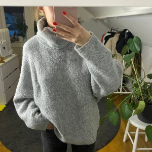 Stickad tröja - Grå stickad tröja som är super mysig, dock lite knottror men inget man tänker på