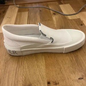 Oanvända moncler skor strl 39 - Äkta Moncler skor strl 39. Helt nya, endast testade. Nypris drygt 5000kr, säljes för 4000kr.