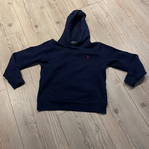 Hoddie Ralph lauren - Hoddie från märket Polo Ralph lauren i fint skick strl 14-15 år