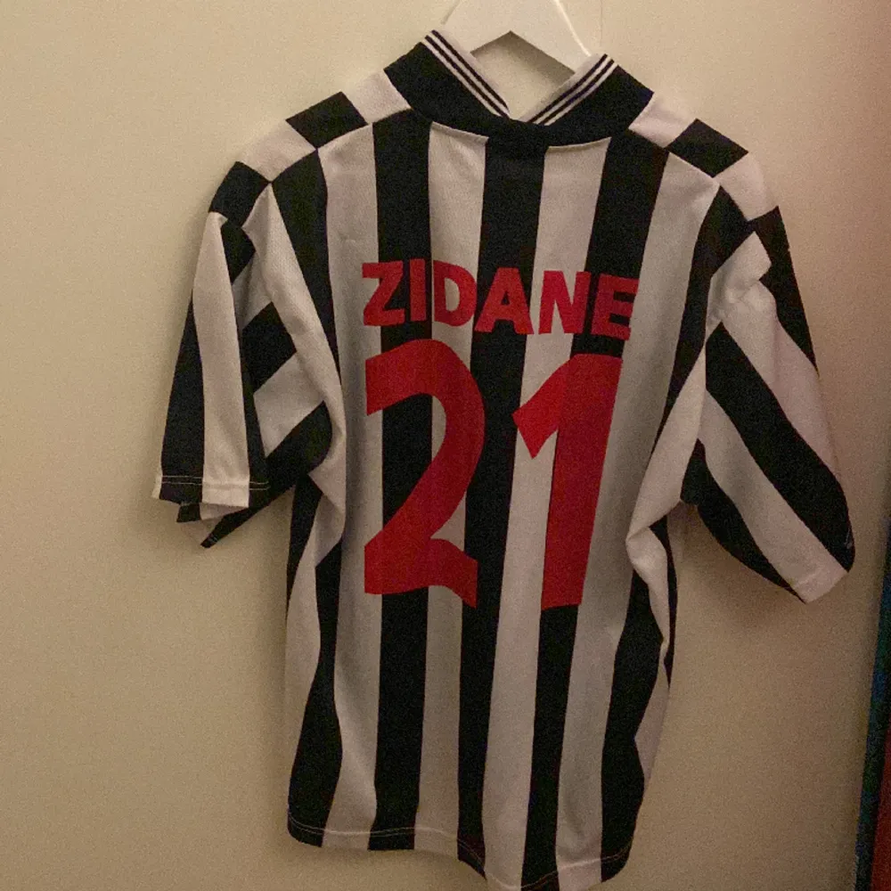En jättegammal Juventus tröja med zidane på ryggen . Hoodies.