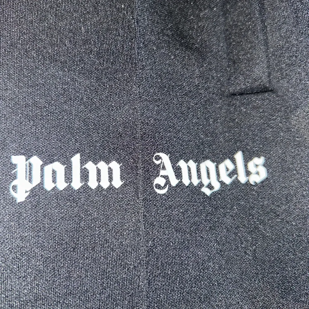 Säljer ett par svarta Palm Angels trackpants i strl L. Givetvis äkta, tveka inte på att skriva vid minsta fundering eller fråga! . Jeans & Byxor.