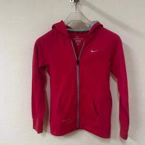 Rosa Nike tröja med dragkedja. Oanvänd, nyskick. 100% polyester.