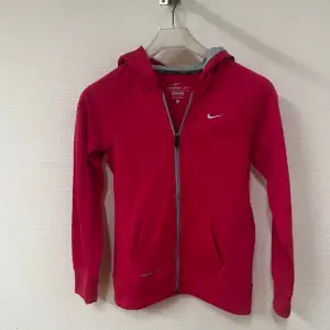 Rosa Nike tröja med dragkedja. Oanvänd, nyskick. 100% polyester.