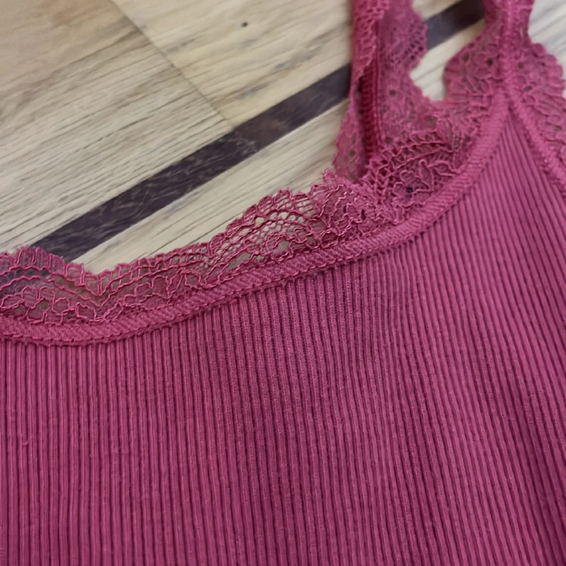 Rött ribbat linne - 90