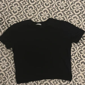 Stickad T-Shirt - Svart stickad t-shirt från zara