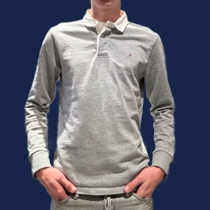 Gant tröja - Tja! Säljer nu denna helt nya och oanvända gant tröjan med krage. Tag fortfarande på! Modellen är 188cm lång. Nypris är va 1300 mitt pris är 400kr. Först till kvarn som gäller! Vid fler frågor eller funderingar kontakta gärna oss! Mvh Viken