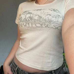 Tröja med tryck - Säljer denna vita toppen med tryck. Har tvättats en del gånger så kan vara en aning genomskinlig, bh kan synas igenom, men inget som man märker särskilt mycket. Skriv om ni har frågor💞💞