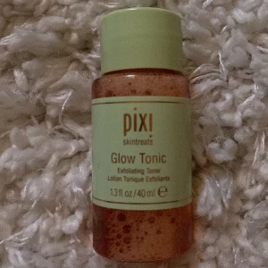 Pixi glow tonic - Säljer denna glow tonern från pixi. Den innehåller 40ml. Går inte att köpa i den storleken💋 kom privat för fler frågor eller bilder