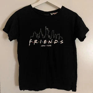 Friends t-shirt - Basic svart t-shirt från H&M med tryck. 