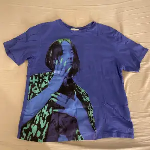Säljer denna jätte coola Billie eilish t-shirt från H&M då den inte används längre. Finns inte längre att köpa på H&M! Används mycket men är fortfarande i bra skick. OBS! Alla plagg jag lägger ut tvättas innan dom skickas!