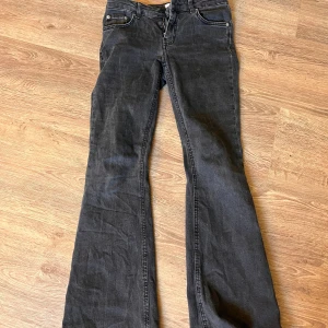 Low boot jeans - Jeansen är från lager 175 och är i väldigt bra skick, jag säljer dom pga att dom är för stora.