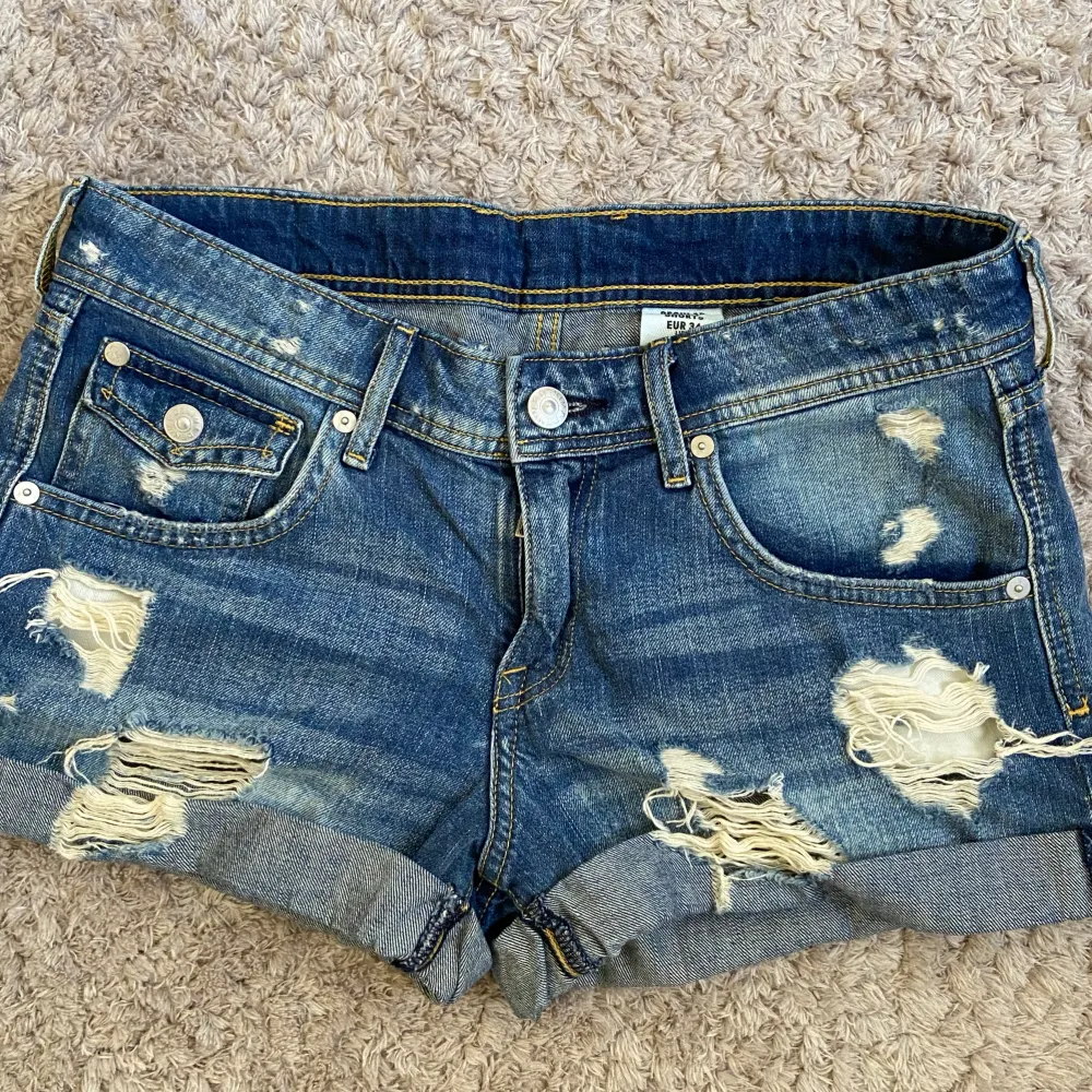 Lågmidjade jeansshorts från H&M i storlek eu 34/ xs . Inga defekter. Jättefin färg till sommaren! • low waist. 💕 . Shorts.
