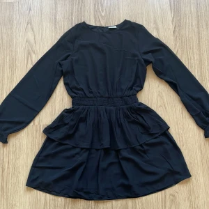 Klänning  - Söt klänning från kapphal! Bara använd en gång!