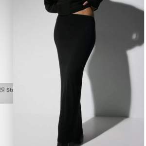 Säljer en oanvänd lång kjol från BIKBOK, perfekt nu till sommaren🙏🏼🍸
