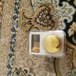 Hej Säljer den här myntet köpte från loppisar de är äkta guld kan inte mycket om sånt men. Vet att den är värd ganska mycket Mvh
