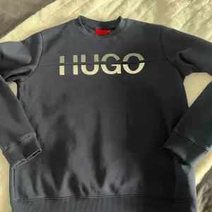 Hugo Boss tröja i mörkblå färg. Sparsamt använd. Fint skick 