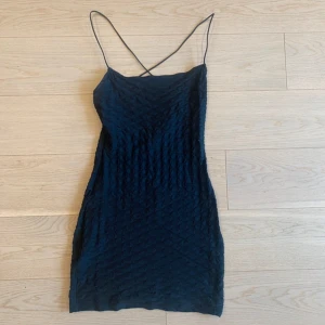 Bershka klänning S - Aldrig använd, ny. Skulle även passa någon i XS. Jätte fin i ryggen och har ett skönt och stretchigt tyg. Mer info hittar du i min bio 😊