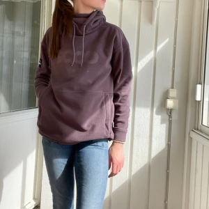 Dope hoodie  - Perfekt att ha i slalom backen eller på vintern eller lite kallare dagar 💜ÄLSKAR att den är så mysig och har skönt material inuti! Säljer för att jag håller på växa ur den!! Storlek: XS rekommenderar STORT