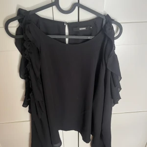 Volangblus från bikbok - Super fin topp från bikbok men kommer inte till användning 