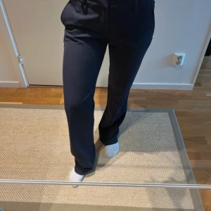 Kostymbyxor  - Säljer dessa superfina kostymbyxor, jättefint skick och använts några få gånger bara! Dom är typ marinblå och svart