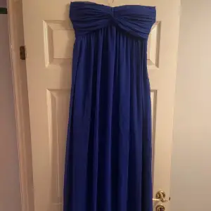 Jättefin blå balklänning!! har två st en i 34 och en i 36 säljer då de inte passar och råka köpa fel storlek på båda.