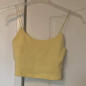 Gult linne från Zara - Linne från Zara. Har en fläck på ena sidan. Där av priset. Annars är den fin. 