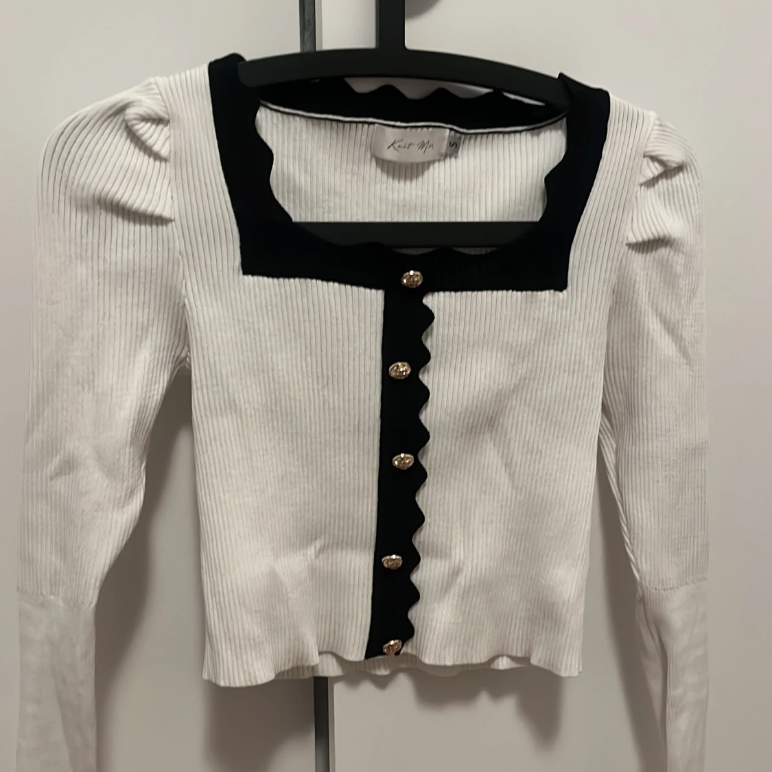 Tröja med guld knappar