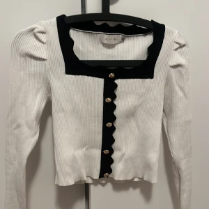 Tröja med guld knappar - En av mina favorit tröjor säljs nu pågrund utav att den är lite för stor. Dock så har jag använt den några gånger men inga defekter.