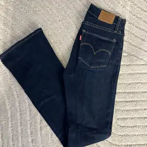 Jättefina mörkblå Levis jeans med bootcut i superbra skick. De står High Rise men de är mer mid rise tycker jag. 