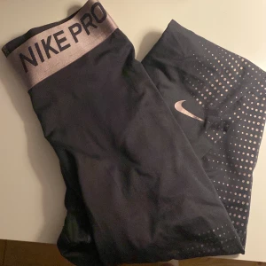 Nike tights - Ett par jättefina träningstights ifrån Nike! Jättebra skick!! Skriv privat för fler bilder🫶🏼