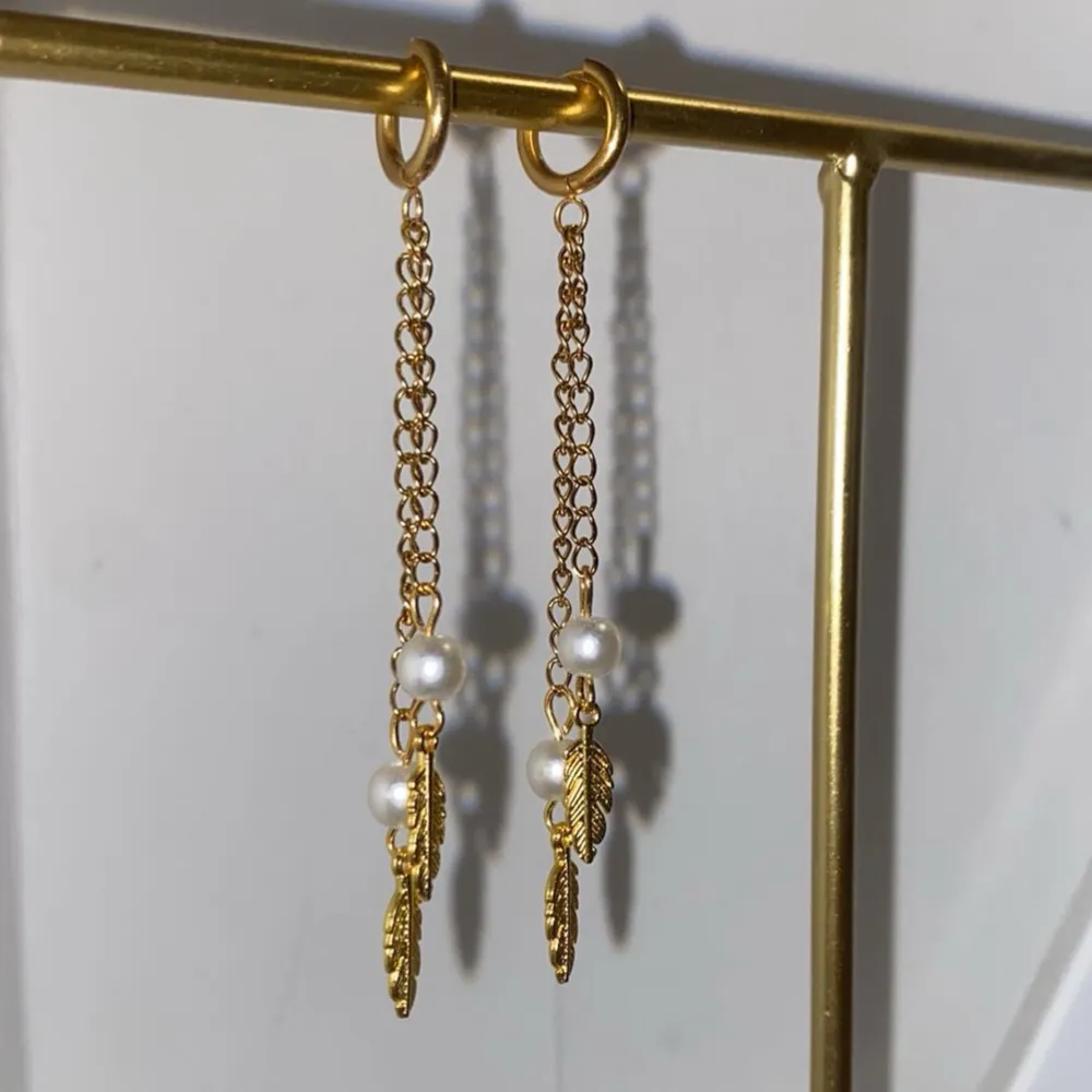 Jättefina örhängen i rostfritt stål och 18k guld pläterad kedja💓Modell ”Katarina”. Accessoarer.