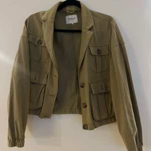 Parkasjacka - Nyskick kort parkas från Only. Perfekt sommarjacka☀️  Midjelång.