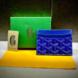 Plånbok - Hej, just nu säljer jag denna  skitsnygga plånboken. Färgen är blå och den har mycket utrymme för både kort och kontanter. Tveka inte på att ställa några frågor eller att be om fler bilder och checka min profil för andra fina utbud.