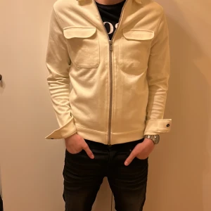 Säljer en riktigt fin tröja från Jack and Jones   - Varan är helt oanvänd och säljer pga att den är för liten , den är i perfekt skick och inga defekter. Original pris är 799 och hör gärna av er för mer info eller bilder😊