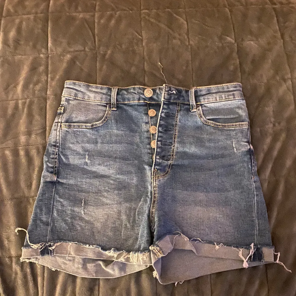 Säljer dessa Jean shorts. Jätte fina💖 skriv för flera frågor.💕 . Shorts.