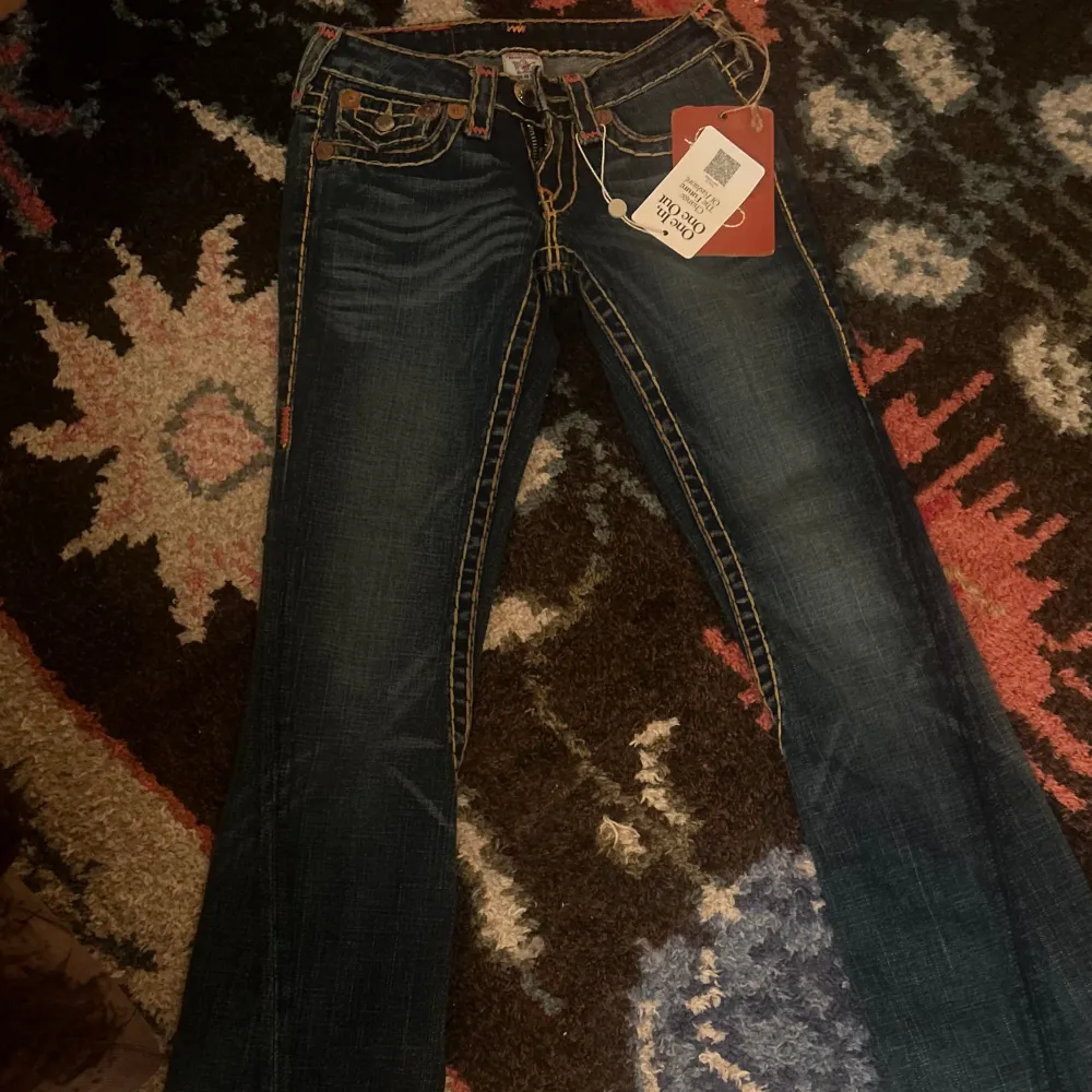 Säljer dessa ascoola unika lowaist bootcut true religion jeans! De är aldrig använda och har perfekt skick och unika därav priset! Säljer pga att de är för långa på mig tyvärr. Kontakta mig för mer info eller mått! Strl 24 💓💓. Jeans & Byxor.
