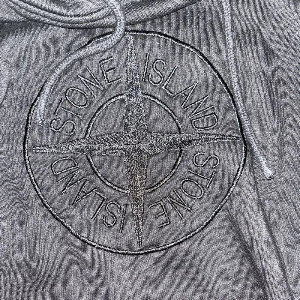 Tjena, säljer nu denna stone iland hoodie 🔥 Skicket är 10/10 eftersom knappt använd, bara lite smuts som lätt går och få bort🧊🧊 Skriv om frågor/funderingar🔥 Går självklart ner i pris❄️❄️. Hoodies.