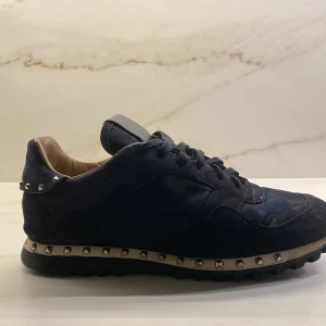 Valentino rockstuds/rockrunners - Säljer nu mina riktigt snygga rockrunners! Perfekta till sommaren  Nypris 7000 mitt pris 1600 Saknar 5 nitar som man ser på bilderna  Om du har några funderingar är bara att fråga Priset är inte hugget i sten!!