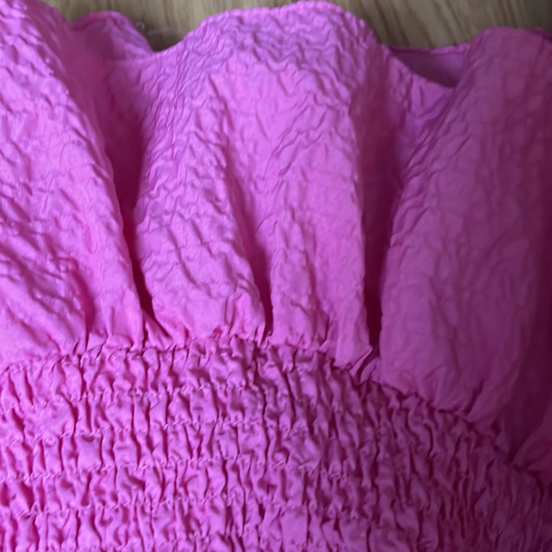 Rosa sommarklänning med volang  - 90