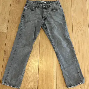 Säljer detta par regular fit Zara jeans. Köpta för ca 9 månader sedan men endast använda ca 5 gngr. Condition 9/10. Strl 42, sitter som W30/31 L32 Hör av er om ni har några funderingar!